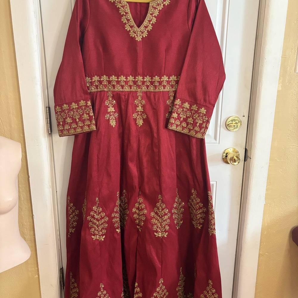 Charming and elegant Indian/Hindu  women’s  Red and Gold Formal Dress size L